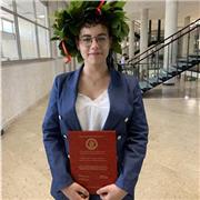 Laureata a pieni voti in ingegneria aerospaziale, impartisce lezioni private di matematica e fisica sia in presenza che online